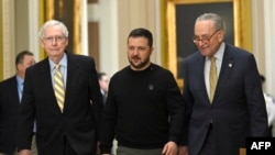 乌克兰总统弗拉基米尔·泽连斯基(中)在美国参议院多数党领袖查克·舒默(右)和少数党领袖米奇·麦康奈尔(左)的陪同下,于 12 月抵达华盛顿特区国会山会见美国参议院议员2023 年 12 日。