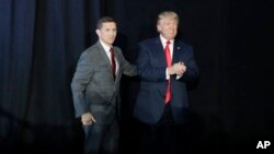 前国家安全顾问迈克尔·弗林(左)与川普之前一起出现在总统竞选集会上(2016年9月29日资料照片)