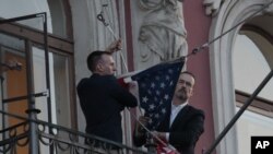 美国驻俄罗斯圣彼得堡领事馆人员2018年3月31日收起星条旗(美联社)