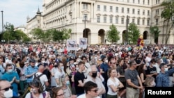 示威者抗议计划于 2021 年 6 月 5 日在匈牙利布达佩斯的中国复旦大学校园。