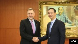 美国联邦众议院外交委员会亚太小组主席邵建隆议员与国民党主席朱立伦会面(美国之音李逸华摄)