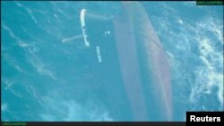 美国中央司令部2024年3月3日发布照片中显示,英国拥有的船只Rubymar号被也门胡塞武装分子发射的反舰弹道导弹击中后在红海沉没。