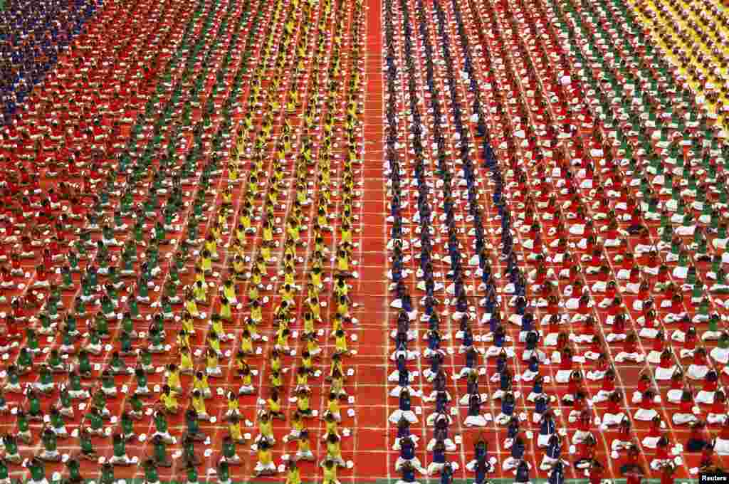 在国际瑜伽日前夕,印度的大批学生在校园演练瑜伽(2015年6月19日)。 2014年9月27日,莫迪在联合国大会上发言时,提出了设立“国际瑜伽日”的建议。他说:“瑜伽是印度古代传统留给我们的无价礼物,这个传统已经有5000多年的历史了。它体现了身心合一,思想与行动合一,克制与执行合一,人与自然的和谐,以及对健康和福祉的全方位关注。它不仅仅是一项锻炼,也是在挖掘对自己内心、对世界、对自然的感知。”