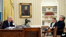 2017年1月28日,美国总统川普在白宫椭圆形办公室内打电话。川普3月4日(星期六)指责前总统奥巴马去年11月大选前窃听川普位于纽约川普大厦内的办公室。