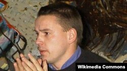 SWAT officers search cars during the manhunt for former Los Angeles police officer Christopher Dorner, in Yucaipa, California, Feb. 12, 2013.