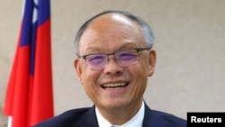 资料照:台湾行政院政务委员兼经贸谈判办公室总谈判代表邓振中在台北与媒体对话。(2021年1月22日)