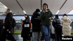 北京早高峰期间上班族乘坐地铁上班。(2024年1月16日)