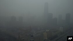 10月13日的北京,雾霾浓重,高楼看不清