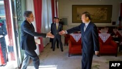 资料照:时任美国副国务卿的布林肯在北京中南海与时任中国国务委员的杨洁篪会晤。(2015年10月8日)