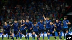 赢得点球大战后意大利球员的反应。