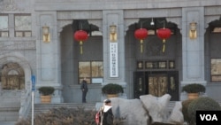 中国住房和城乡建设部门口,门前有一个人抗议示威(往年资料照)。该部副部长黄艳以北京市民身份在纽约起诉郭文贵。黄艳委托的董克文律师于7月20日递交控告书,指控郭文贵两项诽谤罪和一项故意伤害造成情感困扰罪。