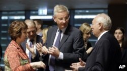 Ủy viên đặc trách chính sách đối ngoại EU, bà Catherine, Ashton thảo luận với Ngoại trưởng Tây Ban Nha Jose Manuel Garcia-Margallo (phải) và Ngoại trưởng Thụy Điển Carl Bildt (giữa) tại hội nghị ở Luxembourg