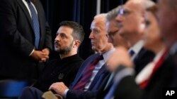 美国总统拜登在纽约与乌克兰总统弗泽连斯基和其他世界领导人共同举办活动,发布支持乌克兰恢复和重建的联合声明。(美联社:2024年9月25日)