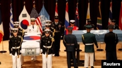 联合国军司令部与韩国的仪仗队在韩国首尔举行的归还仪式中抬着装有联合国军人与韩国军人遗骨的棺木,那些军人在1950年至1953年的朝鲜战争中丧生 (2018年7月13日)