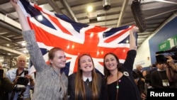 苏格兰爱丁堡的支持留在英国的人举着英国国旗。