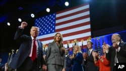 2024年11月6日,共和党总统候选人、美国前总统特朗普在夫人梅拉尼娅和家人的陪同下来到在佛罗里达州西棕榈滩会议中心举行的选举夜集会。