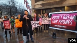 苹果公司的支持者在华盛顿联邦调查局总部外集会,支持苹果在手机解密问题上拒绝与政府合作。(2016年2月23日)