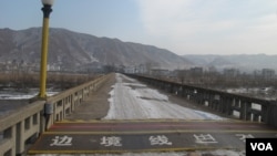 连接中朝边界的鸭绿江大桥,对岸是朝鲜(美国之音张楠拍摄)
