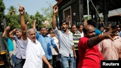 在两名女子进入印度教圣殿沙巴瑞玛拉神庙的消息传出后,抗议者响应多家印度教组织的号召上街集会。(2019年1月2日)