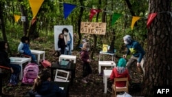 Học sinh học trong rừng gần Upie, tỉnh Drome, Pháp, ngày 12/5/2020 với cha mẹ là giáo viên để phản đối trường học đóng cửa vì COVID-19.