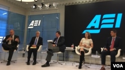 马肯兹·艾格琳(右二),国防事务专家, 星期四(12月1日) 在美国企业研究所一个有关“川普政府2017年执政重点”的研讨会上。(美国之音斯洋拍摄)