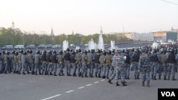 2012年5月普京再次就职总统前夕莫斯科爆发大规模反政府示威,警察当时驱散示威者。(美国之音白桦拍摄)