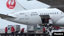 资料照:日本工人把日本捐赠给台湾的新冠病毒疫苗装入即将飞往台湾的飞机。(2021年6月4日)