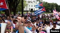 古巴裔美国人示威者和支持者在白宫对街的拉法耶特公园举行抗议,呼吁美国支持古巴抗议者。(2021年7月26日)