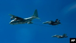 美军机在日本海域上空(2016年10月13日)