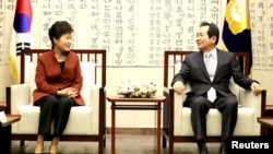 韩国总统周朴槿惠与韩国国会议长丁世均会面(资料图,2016年11月8日)