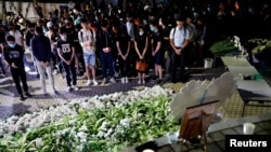 人们向22岁的周梓乐(Chow Tsz-lok)致敬,他本周早些时候在抗议活动中摔倒并于周五凌晨死亡。(2019年11月8日)