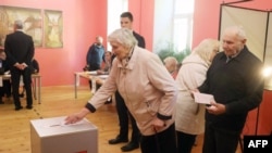 2024年5月12日,立陶宛第一轮总统选举期间,选民们在维尔纽斯的一个投票站前投票。