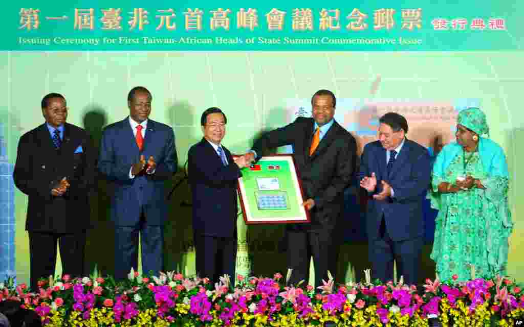 2007年9月,在台湾的“烽火外交”中,台湾总统陈水扁(左三)主办台湾与非洲邦交国首脑的首届高峰会,圣多美和普林西比总统梅内德塞斯(左五)参加峰会。