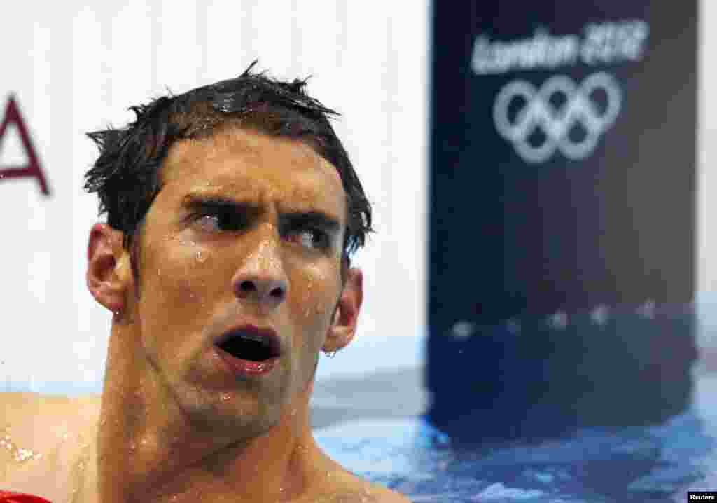 Michael Phelps của Mỹ thất vọng sau khi về hạng 4 trong giải bơi hỗn hợp 400 mét cá nhân, 28/7/2012. REUTERS/Michael Dalder