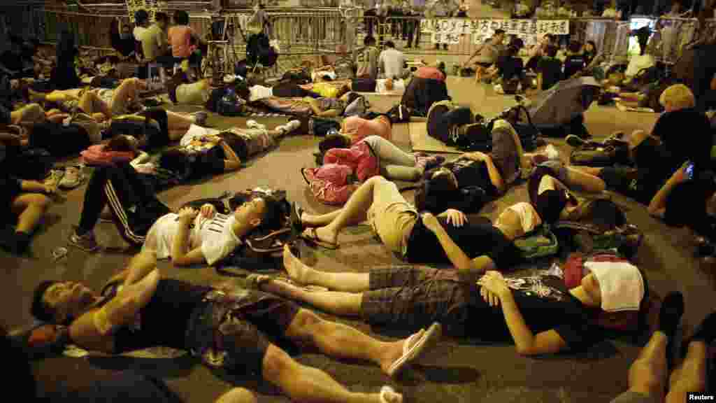 Sinh viên biểu tình nằm ngủ trước văn phòng Hành chánh Trưởng quan Hong Kong Lương Chấn Anh, ngày 5/10/2014.