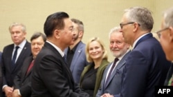 2023年11月9日,台湾外交部长吴钊燮在立陶宛维尔纽斯议会与外交和欧洲事务委员会成员握手。(法新社照片)