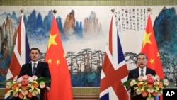英国外相亨特(左)在北京钓鱼台国宾馆与中国外长王毅举行记者会。(2018年7月30日)