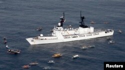 Ngư dân Philippines và tàu chiến tuần tra của hải quân đón chào tàu BRP Ramon Alcaraz ở biển Casiguran, bắc Philippines, ngày 2 tháng 8, 2013.