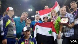 斯玛卡获奖后合影(美国之音国符拍摄)