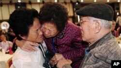 Ông Kim Sung-bok gặp lại con gái Kim Hee Seok ở Bắc Triều Tiên (trái) tại Núi Kim Cương, ngày 3/11/2010.