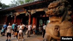 北京大学校门口的行人(2016年7月27日)