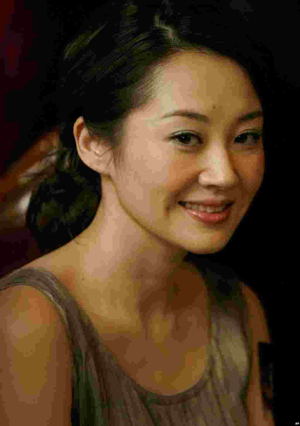 中国演员许晴在香港的电影《导火线》("City With No Mercy")的记者会上微笑(2006年11月13日)。郭文贵7月8日提到许晴要告他的事,一如既往地对诉讼表示非常欢迎和高兴,还说“我太幸福了!”。他鼓励许晴一定要在美国状告他,还说,如果告赢了,律师费由他出。不过郭文贵也提到他女儿郭美不满他爆料范冰冰和许晴,从事电影工作的女儿说,演员也不容易,是弱势群体。郭文贵为此再次向范冰冰和许晴道歉,表示情非得已。