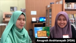 Dinda Dewi (kiri) dan Riski Ajura Ayu Ningtia (kanan) dua dari empat mahasiswi UMSU yang menciptakan 99,99 komik strip menggunakan bahasa daerah, Rabu, 14 Agustus 2019. (Foto: VOA/Anugrah Andriansyah).