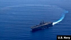 美军“黄蜂号”两栖攻击舰2018年9月27日在南中国海展演习(美国海军)