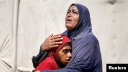 加沙地带巴勒斯坦民众在接到以军撤离命令后开始撤出汗尤尼斯地区。(2024年7月2日)