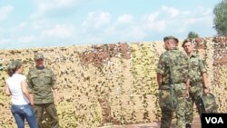 去年夏季来俄罗斯参加军事比赛活动的塞尔维亚军官(右)。