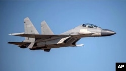 台湾国防部公布的中国解放军歼-16战机图片。