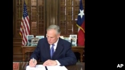 Thống đốc Greg Abbott ký ban hành luật trừng phạt những "thành phố lánh nạn" tại Austin Texas ngày 7/5/2017.