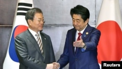 日本首相安倍晋三与韩国总统文在寅在中国成都举行会晤。(2019年12月24日)