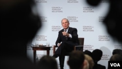 前纽约市长迈克尔·布隆伯格在美国外交关系委员会举办的活动中讲话(美国之音章真拍摄)